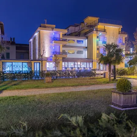 Отель Montebello 3*